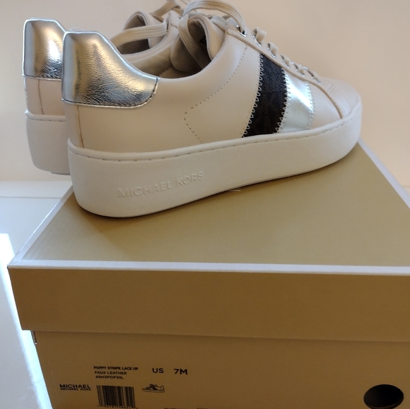 Michael Kors size 7 women's shoe - Picture 3 of 11